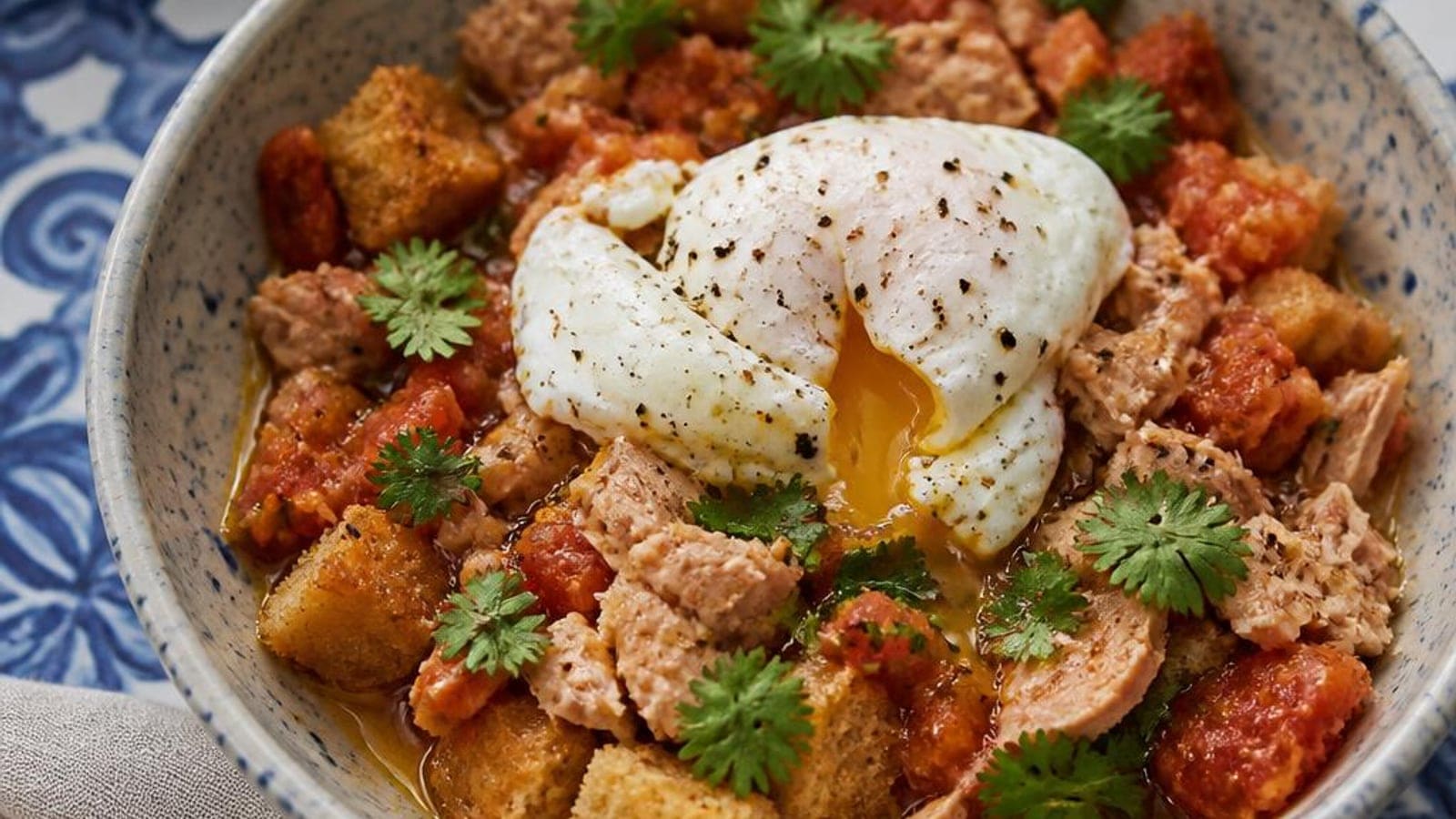 Açorda Fria de Tomate com Ovo Escalfado, Atum e Broa Estaladiça — A Reinvenção Verão da Açorda Alentejana (4,90€/4 Pessoas)