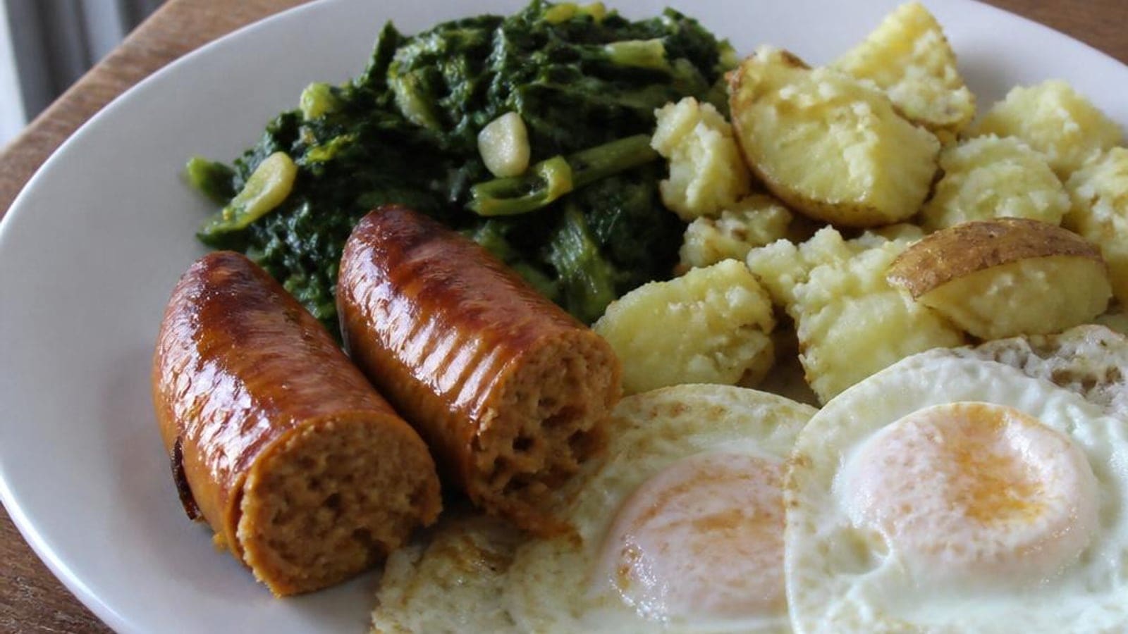 Alheira no Forno com Grelos e Batata a Murro: Jantar Português para 4 por 4,63€ (1,16€ por Pessoa)