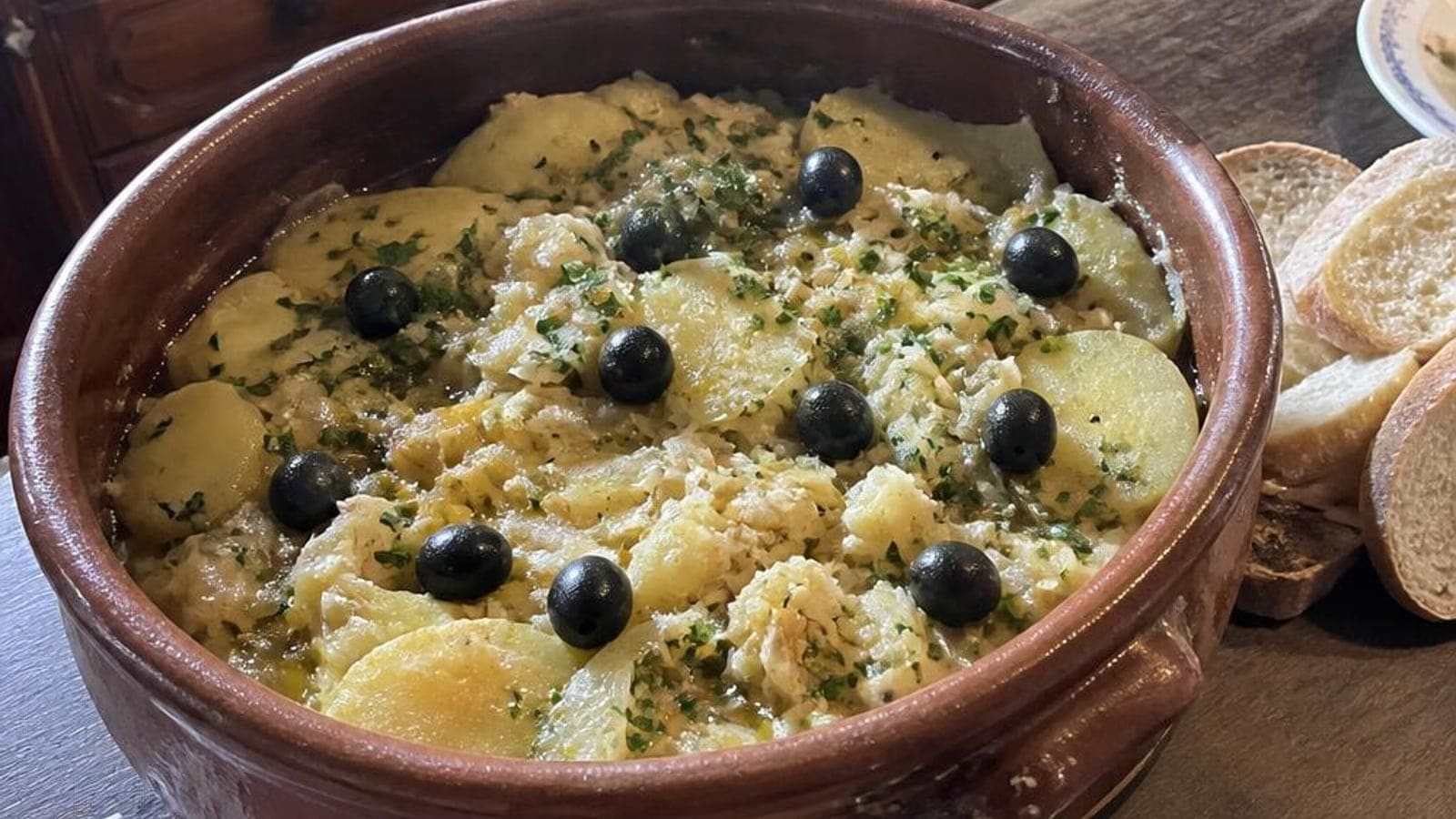 Bacalhau à Braga de Tacho com Cebolada e Batata: Fim de Semana para 4 por 4,92€ (1,23€ por Pessoa)