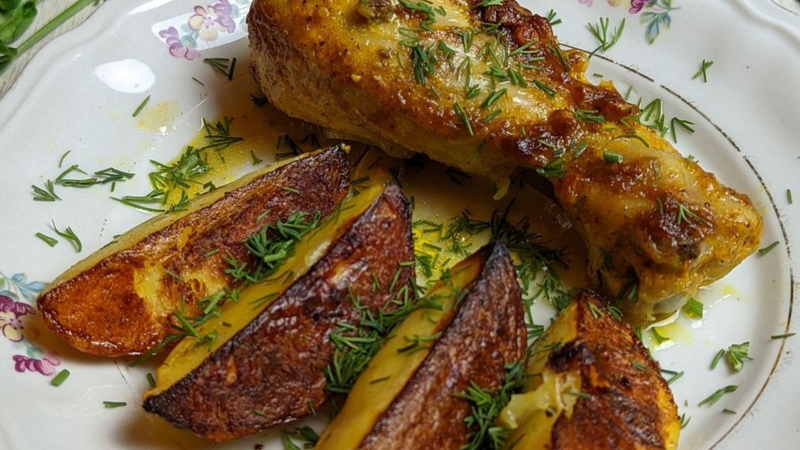 Coxas de Frango no Forno com Batatas Bravas à Portuguesa