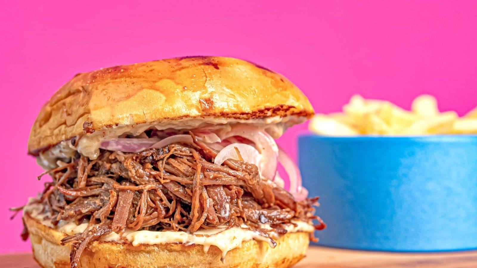 Bifana Pulled em Tostada de Broa com Molho Verde de Coentros e Pickle de Mostarda — A Bifana que Nunca Viu (4,77€/4 Pessoas, 8 Tostadas Generosas)