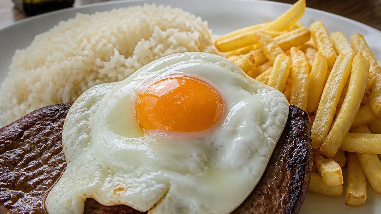 Bitoque à Portuguesa Tradicional — Bife de Vaca, Ovo Estrelado, Arroz Solto e Batata Frita com Molho de Alho e Louro (4,98€/4 Pessoas)