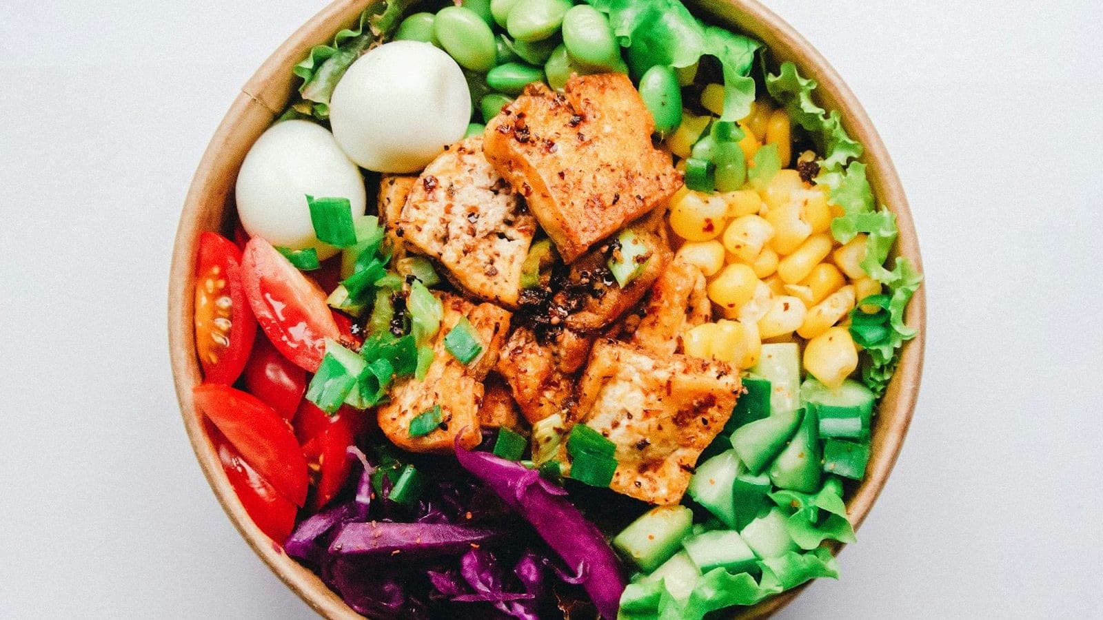 Bowl Proteico de Frango Grelhado, Grão-de-Bico, Espinafres e Abacate