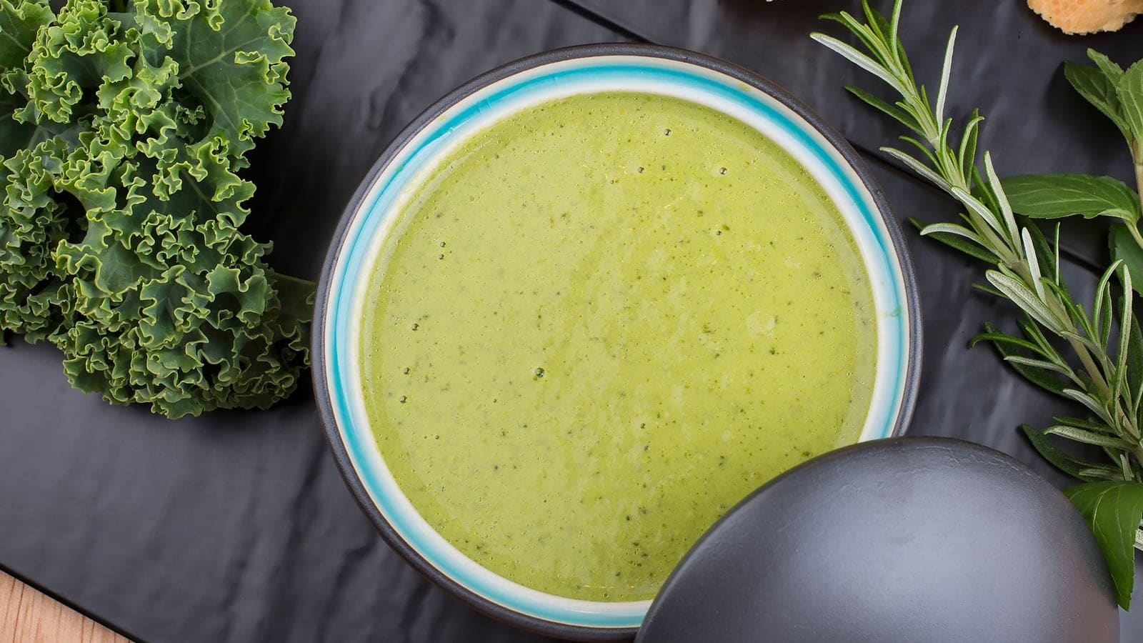 Caldo Verde Cremoso Deconstruído — Com Ovo Escalfado, Crumble de Chouriço Crocante e Óleo de Coentros (4,50€/4 Pessoas)