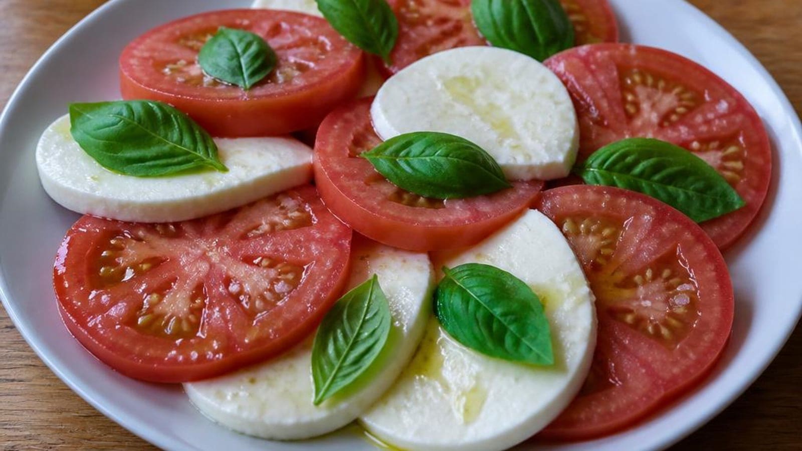 Caprese Portuguesa de Tomate Coração-de-Boi com Mozzarella e Manjericão