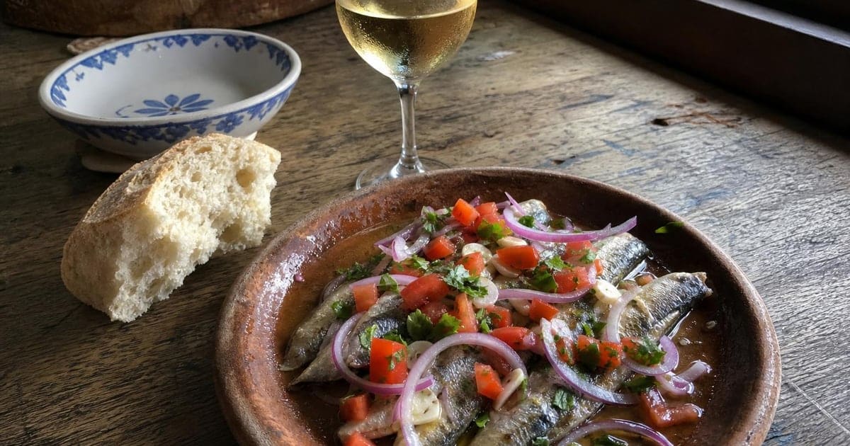 Carapaus Alimados com Tomate, Cebola Roxa e Vinagre