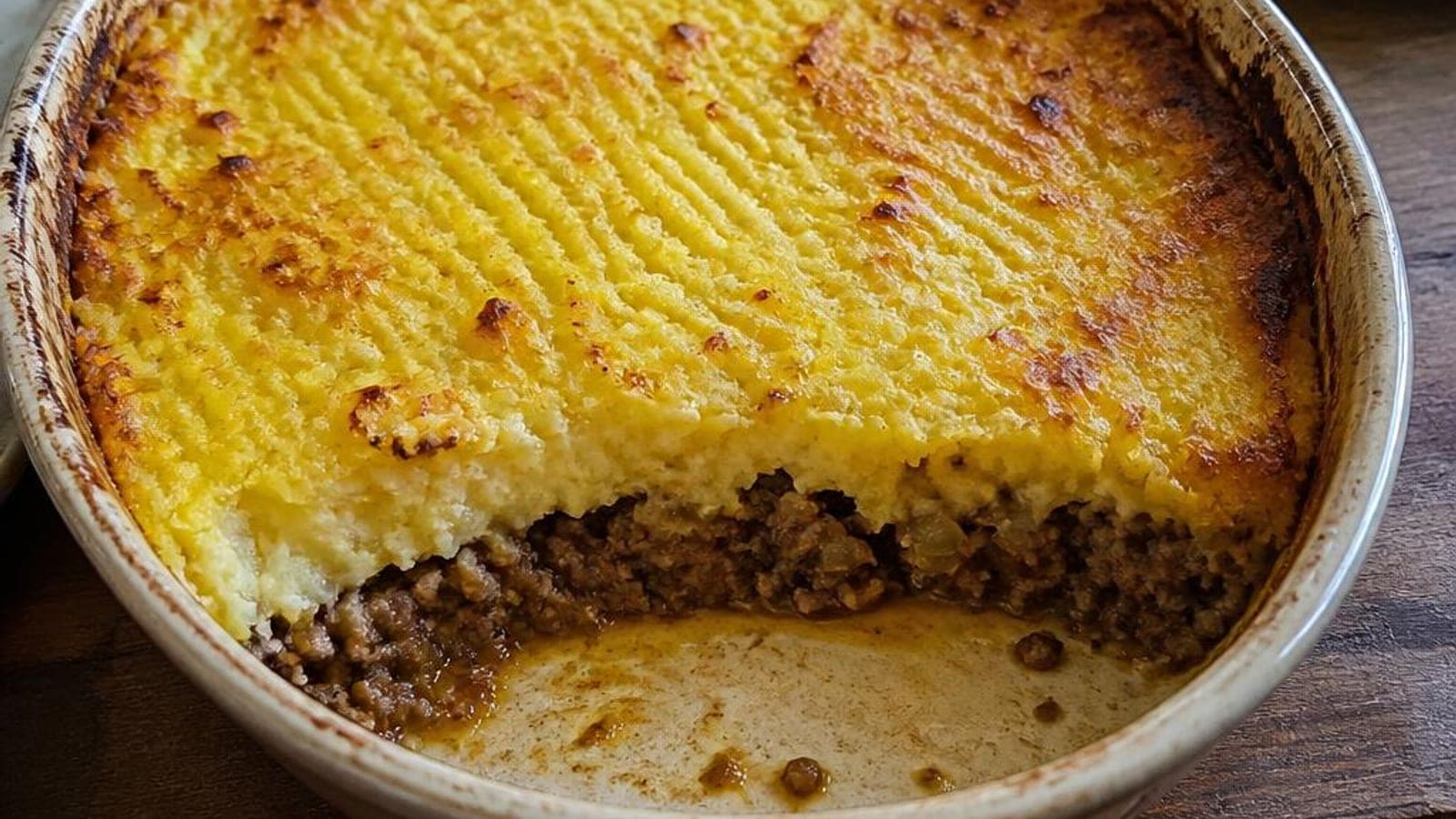 Empadão de Carne Tradicional Português — Carne Picada Refogada com Cebola, Cenoura e Ervilhas Coberta com Puré de Batata Cremoso Gratinado no Forno (4,87€/4 Pessoas)