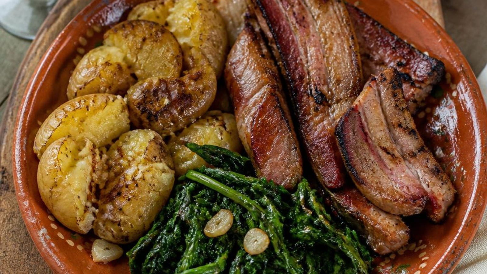 Entremeada Grelhada com Batata a Murro e Grelos Salteados — o Domingo à Portuguesa que Sabe a Casa de Aldeia (4,80€/4 Pessoas)