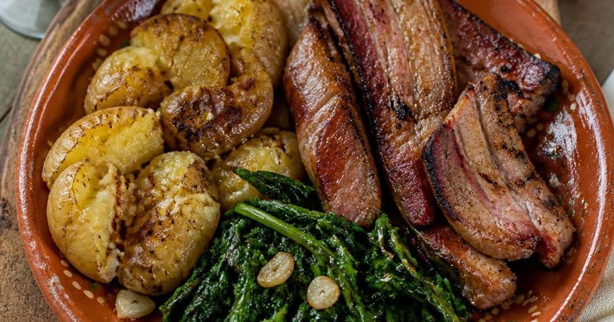 Entremeada Grelhada com Batata a Murro e Grelos Salteados — o Domingo à Portuguesa que Sabe a Casa de Aldeia (4,80€/4 Pessoas)