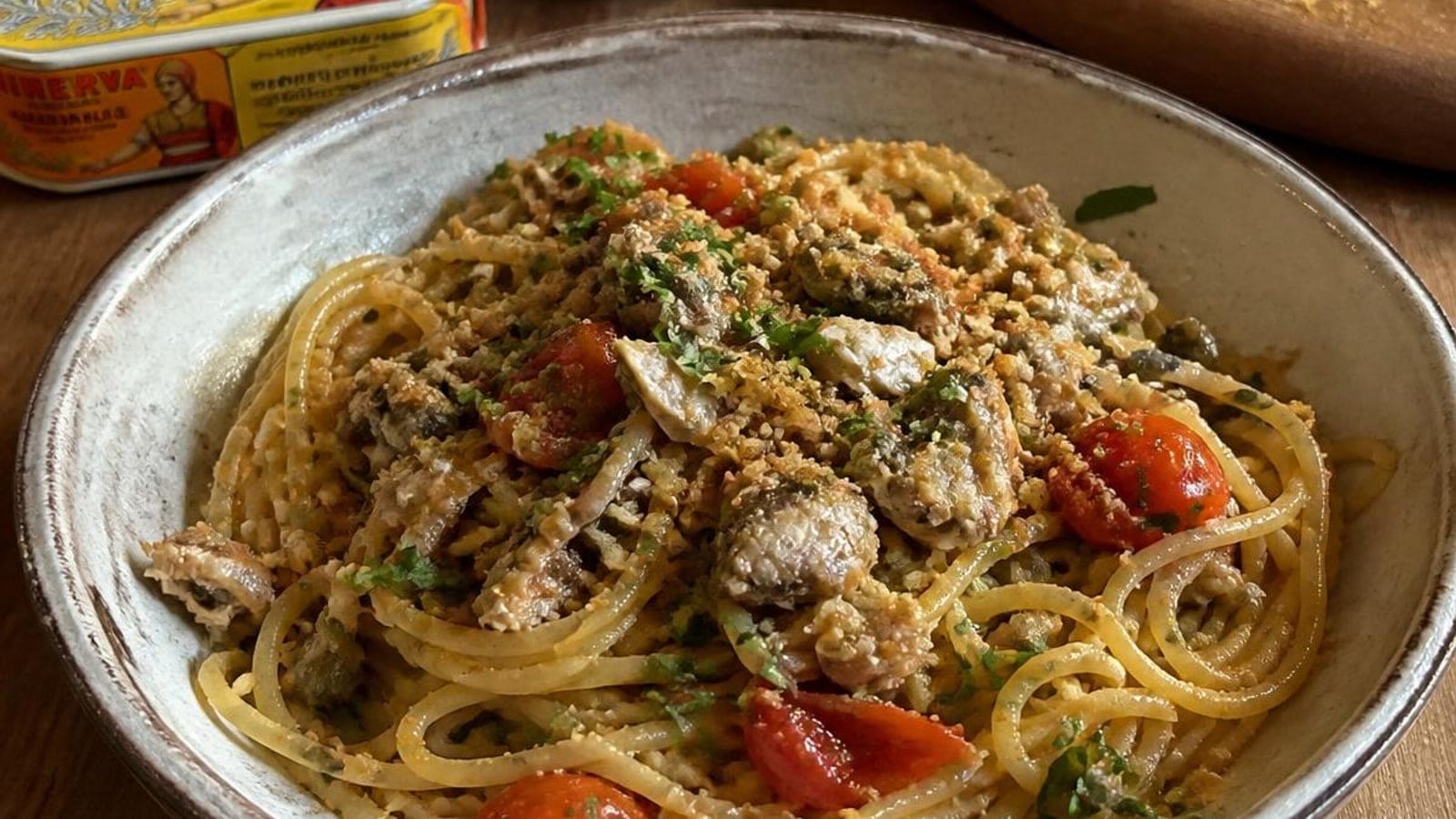 Esparguete de Sardinhas em Conserva com Tomate, Alcaparras e Broa Torrada — o Jantar de 15 Minutos Mais Português do Verão (3,20€/4 Pessoas)