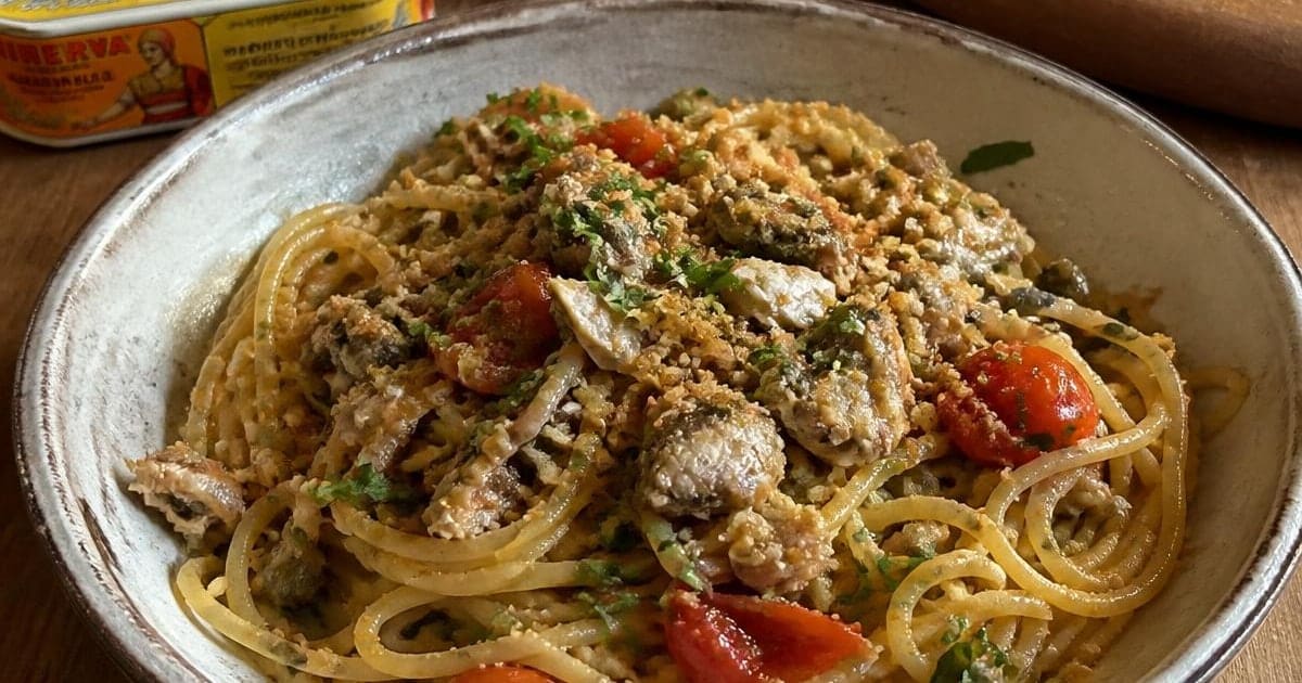 Esparguete de Sardinhas em Conserva com Tomate, Alcaparras e Broa Torrada — o Jantar de 15 Minutos Mais Português do Verão (3,20€/4 Pessoas)
