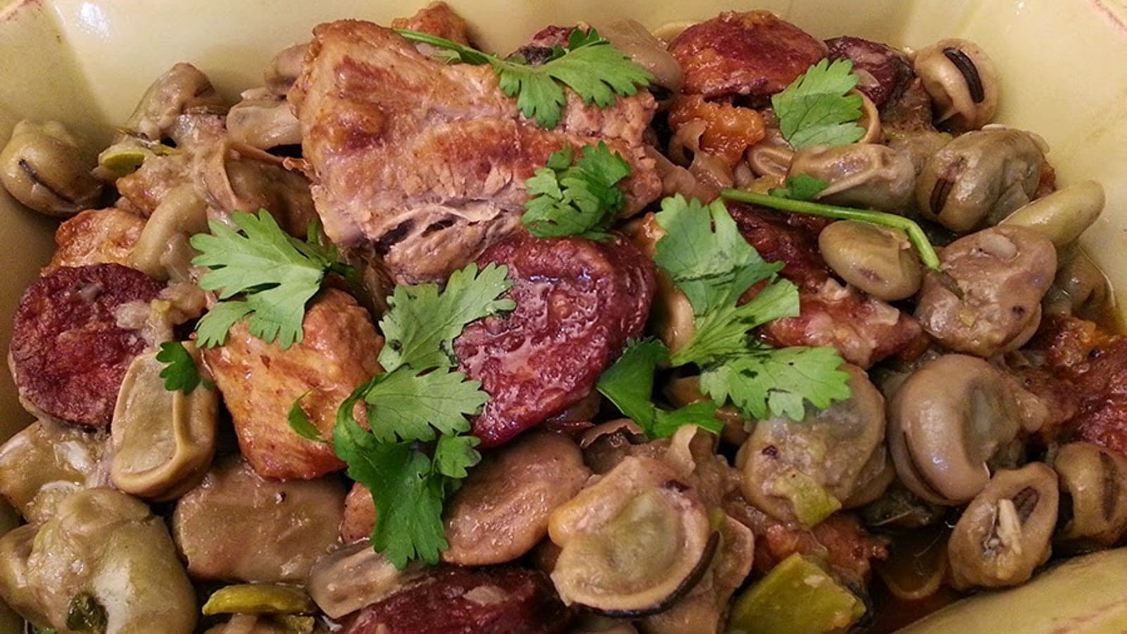 Favas à Portuguesa com Chouriço, Entremeada e Coentros — Como a Avó Fazia em Maio