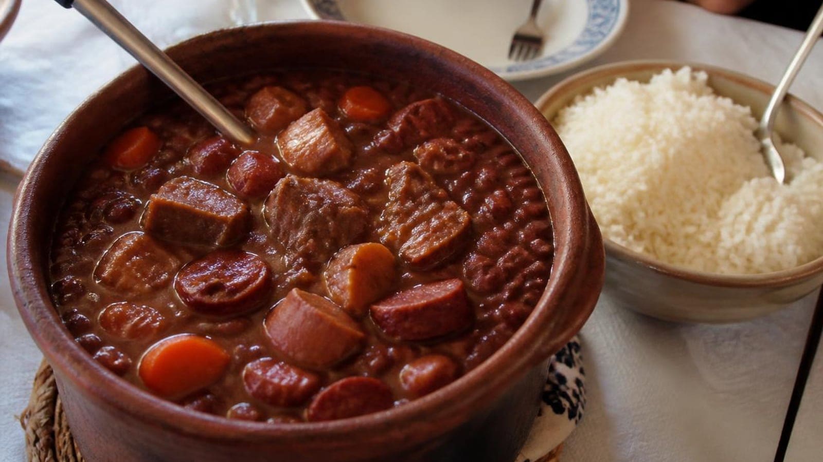 Feijoada à Portuguesa de Domingo: Tacho Cheio para 4 Pessoas por 4,44€ com Arroz Incluído