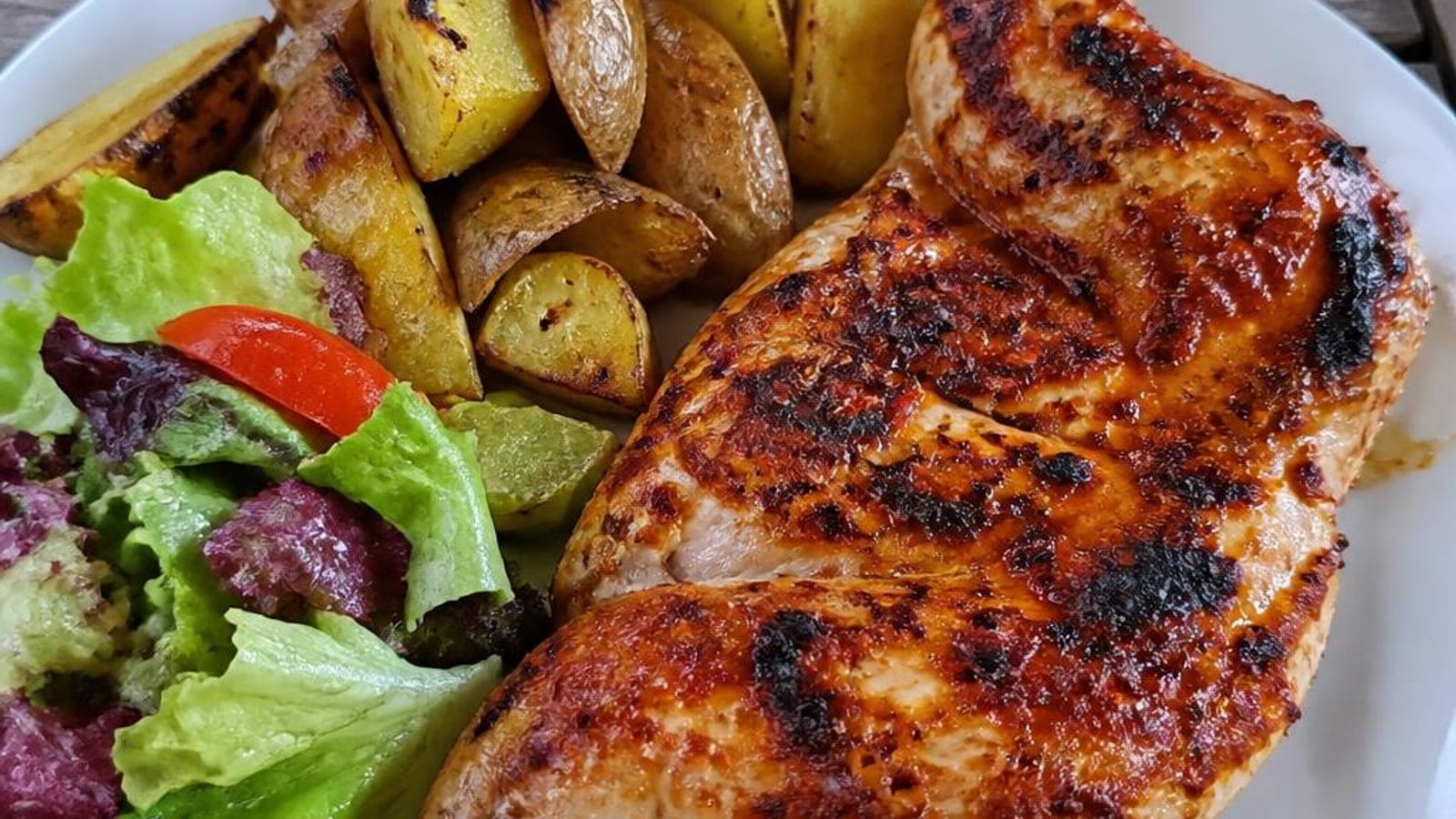 Frango de Churrasco à Portuguesa com Batatas no Forno e Molho Piri-Piri — Marinada de Alho, Colorau e Limão em Frango Espalmado (4,96€/4 Pessoas)