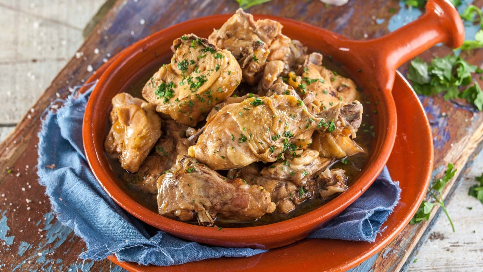 Frango na Púcara à Moda Antiga — A Receita Original da Beira Baixa com Vinho do Porto e Aguardente