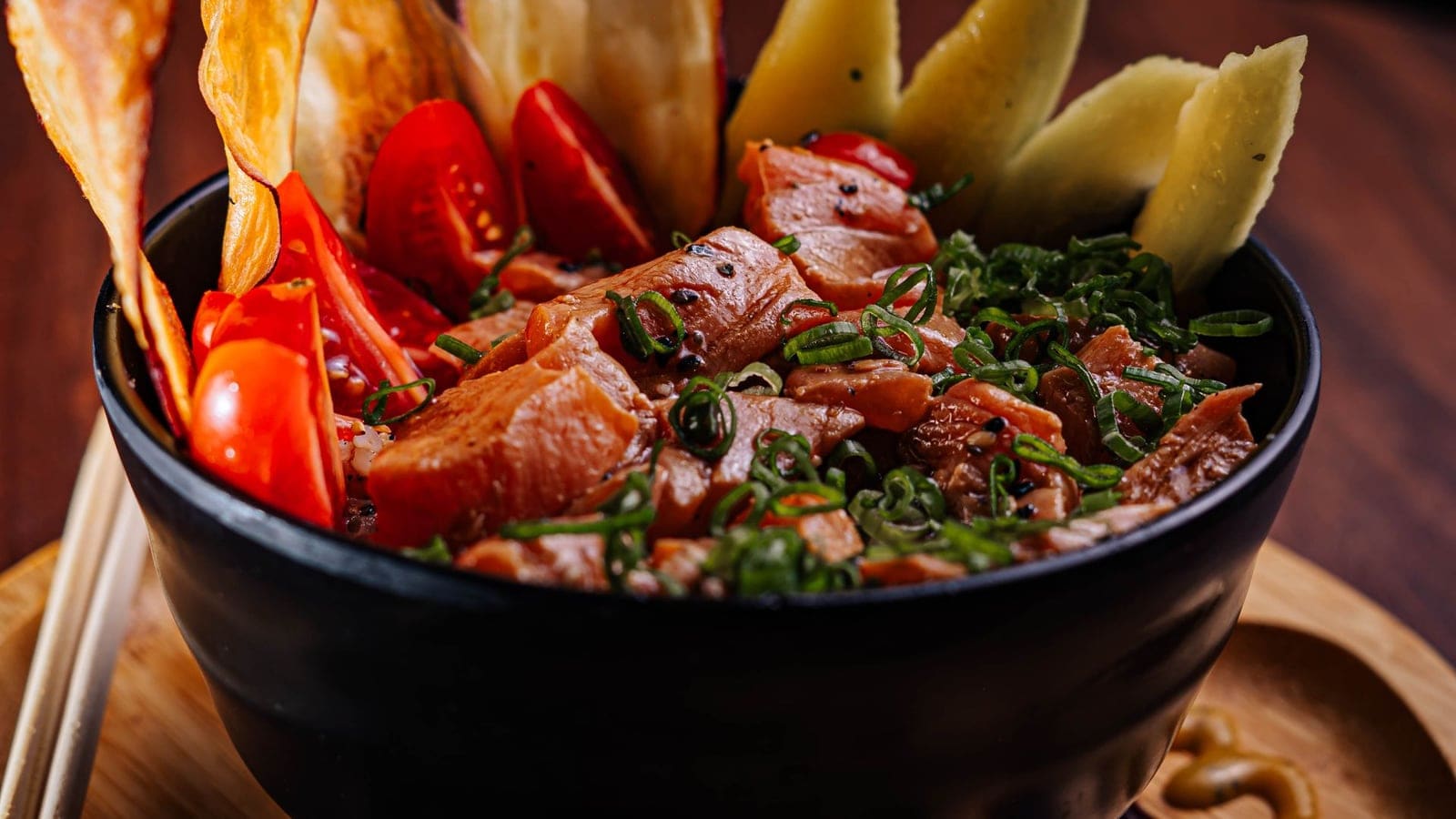 Poke Português — Salmão Marinado em Piri-Piri e Coentros sobre Arroz de Tomate Frio, com Chips de Batata-Doce e Cebola Roxa em Pickle (4,79€/4 Pessoas)