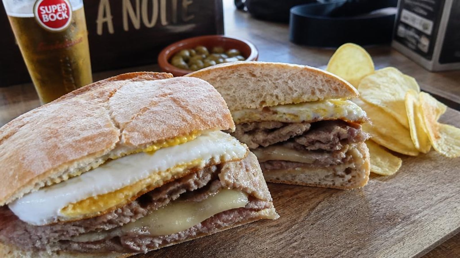 Prego no Pão com Queijo de São Jorge e Ovo Estrelado