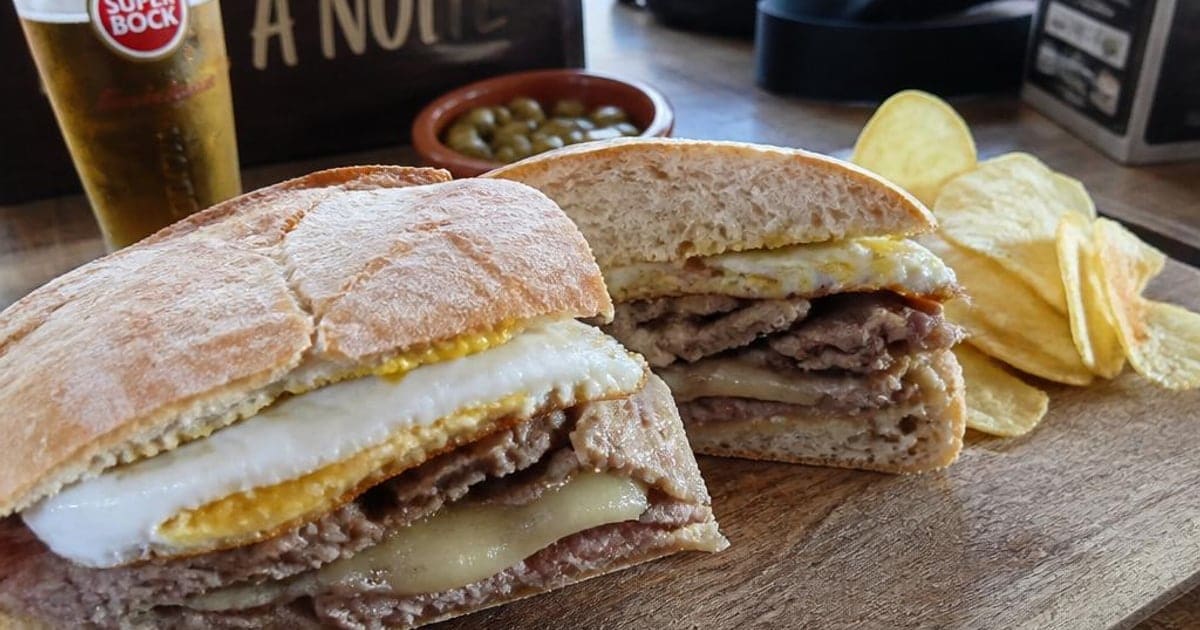 Prego no Pão com Queijo de São Jorge e Ovo Estrelado