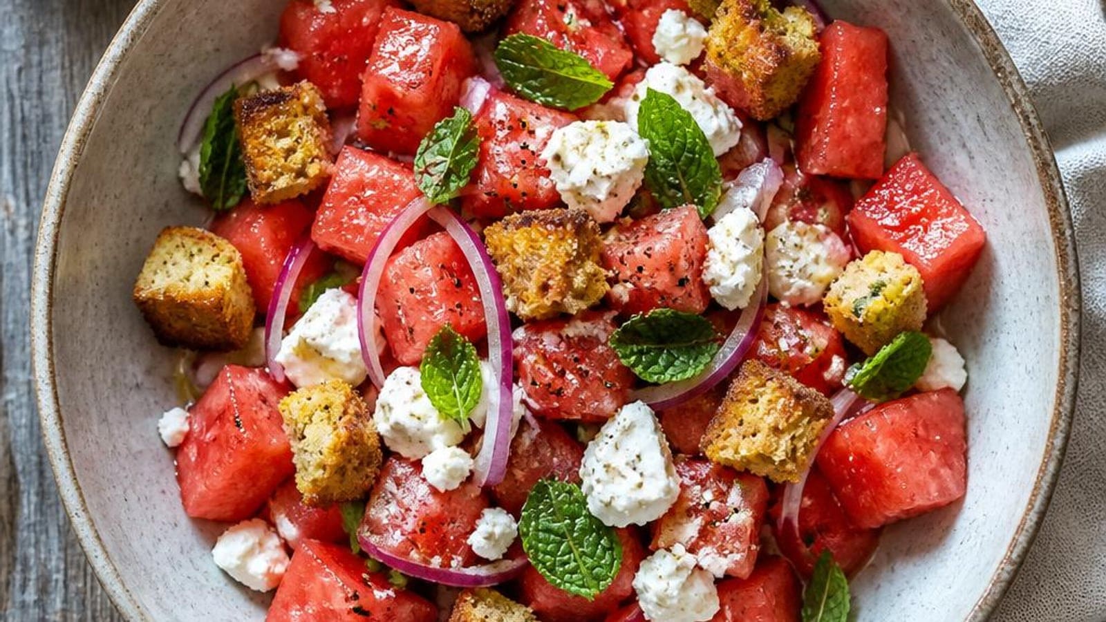 Salada de Melancia com Queijo Fresco, Hortelã e Broa Torrada — a Salada Portuguesa mais Refrescante e Barata do Verão (3,74€/4 Pessoas)