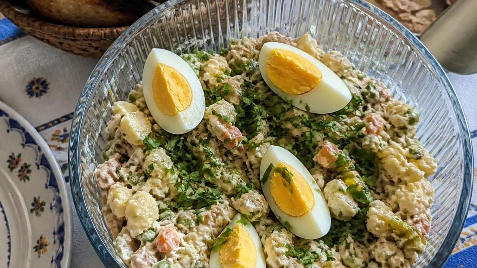 Salada Russa Portuguesa de Atum com Batata Nova, Ervilhas e Ovo Cozido — o Clássico Frio do Verão que os Avós Faziam ao Domingo (4,80€/4 Pessoas)