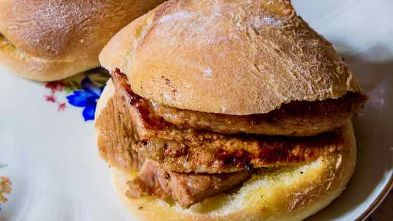 Sandes de Febras de Porco com Mostarda e Pickles de Cebola Roxa