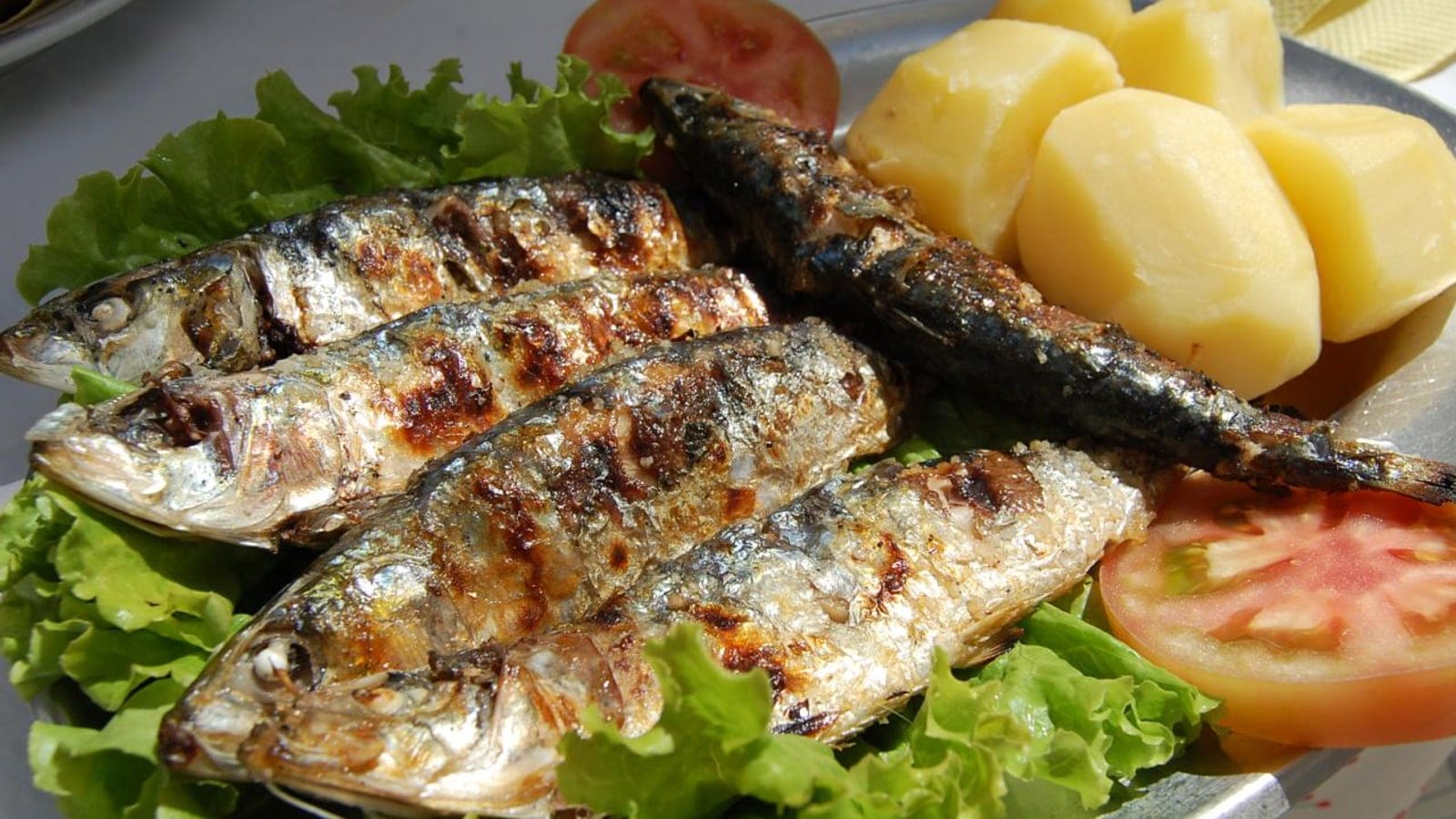 Sardinhas Assadas na Brasa com Broa, Batata Cozida e Pimento Assado
