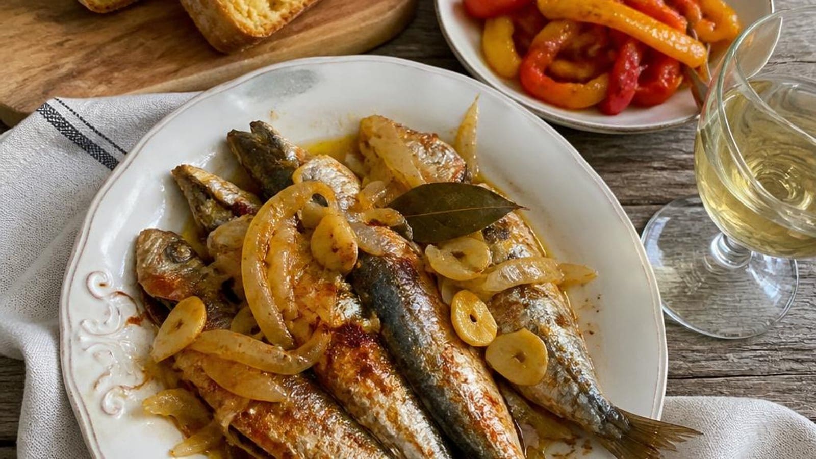 Sardinhas em Escabeche Frias com Pimentos Assados e Broa de Milho