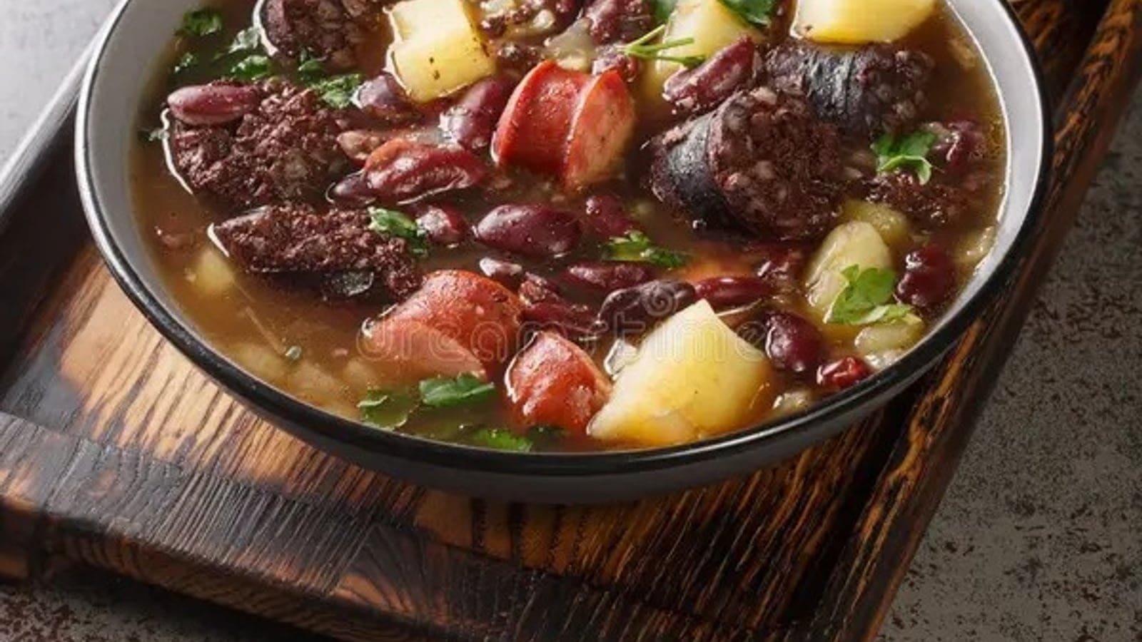 Sopa da Pedra do Ribatejo — A Receita da Avó com Feijão Encarnado, Chouriço e Entremeada