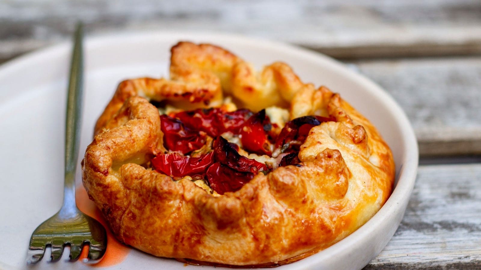 Tarte Folhada de Tomate, Mostarda Dijon e Queijo de Cabra