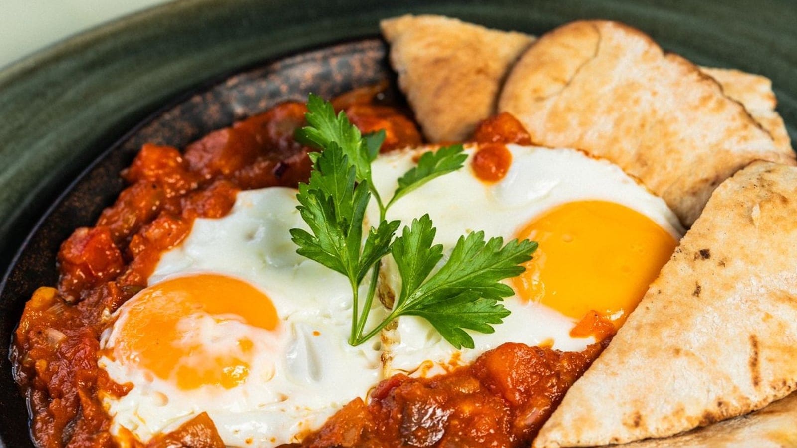 Tomatada com Ovos Escalfados, Chouriço e Arroz Branco