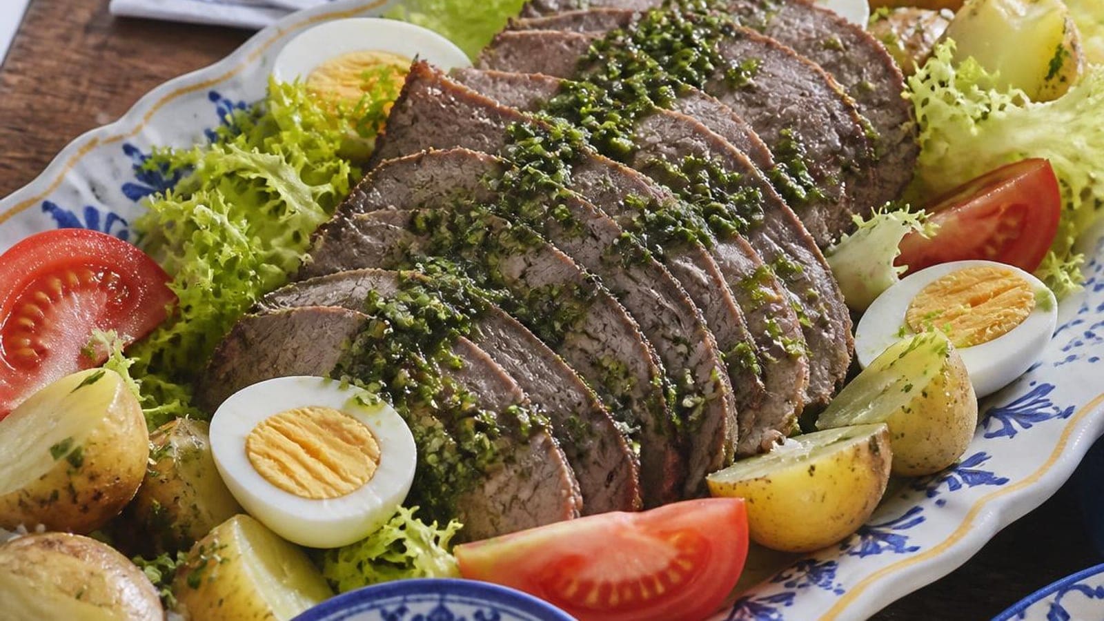 Vaca Assada Fria à Antiga Portuguesa com Molho Verde de Coentros, Alcaparras e Batata Nova — o Domingo de Verão que os Nossos Avós Faziam Antes do Ar Condicionado (4,90€/4 Pessoas)